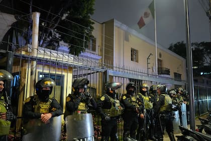 Policías montan guardia en la embajada mexicana en Lima tras el ingreso de la ex primera ministra Betssy Chávez, el 3 de noviembre de 2025