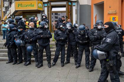 Policías observan una marcha contra las restricciones por el coronavirus, en Berlín, el 29 de agosto de 2021. (Christophe Gateau/dpa via AP)