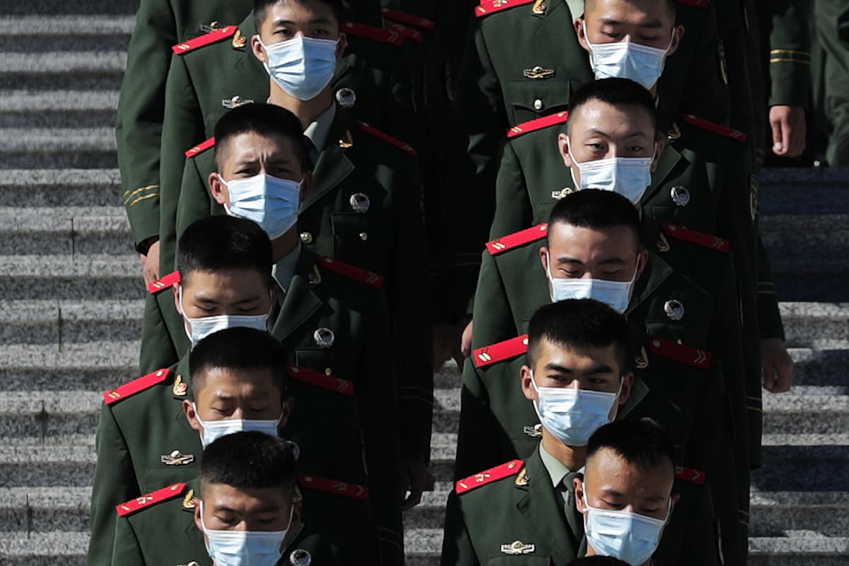Policías paramilitares chinos desfilan frente al Gran Salón del Pueblo en Beijing, la semana pasada