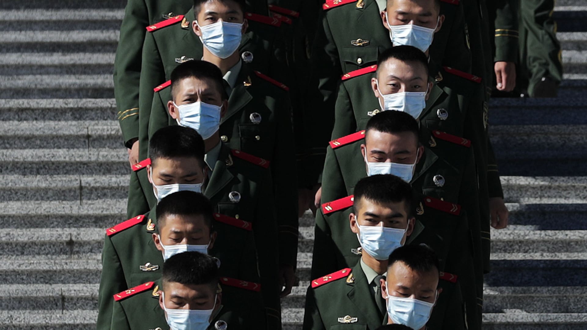 Policías paramilitares chinos desfilan frente al Gran Salón del Pueblo en Beijing, la semana pasada