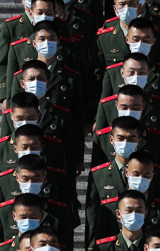 Policías paramilitares chinos desfilan frente al Gran Salón del Pueblo en Beijing, la semana pasada