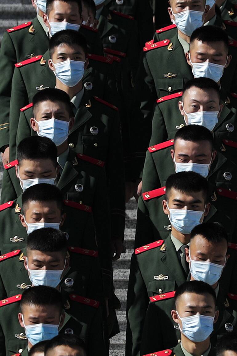 Policías paramilitares chinos desfilan frente al Gran Salón del Pueblo en Beijing, la semana pasada