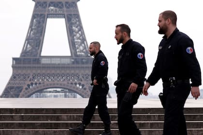 Policías parisinos barren el Trocadero para evitar la circulación de personas en París