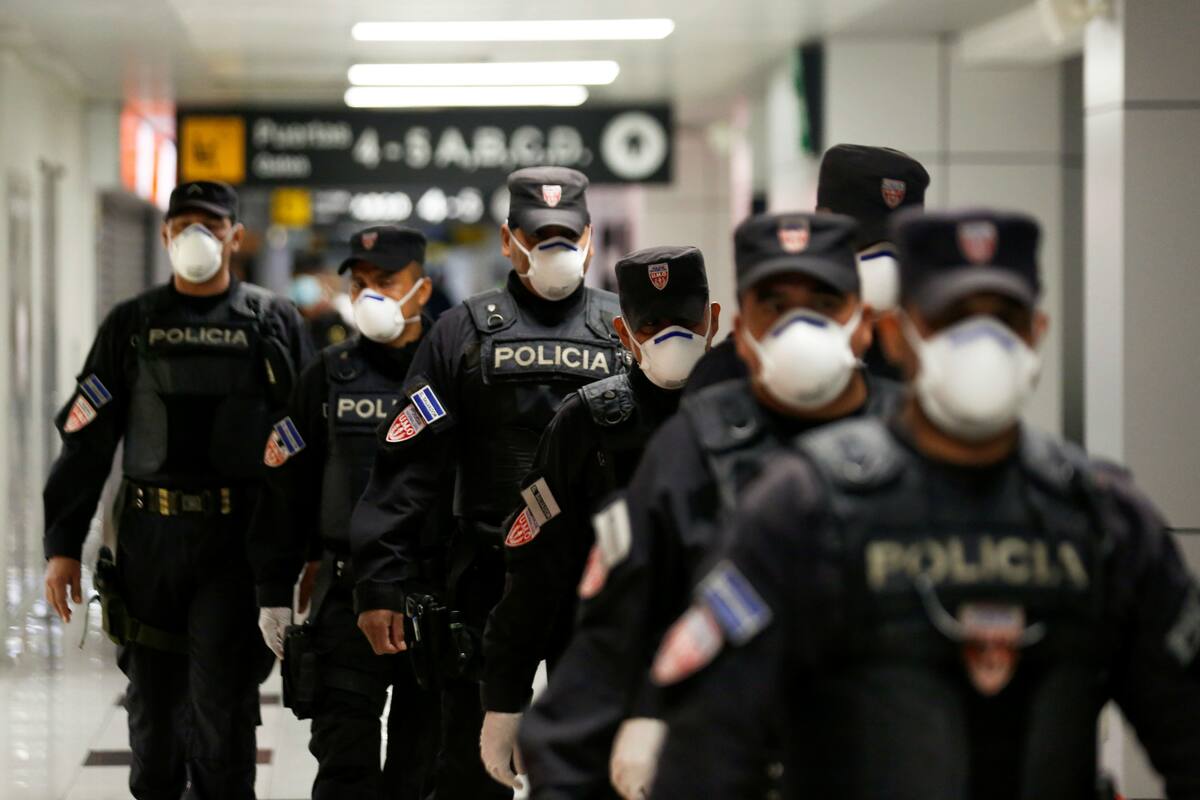 Policías patrullan el aeropuerto de El Salvador
