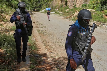 Policías patrullan el área cerca del orfanato de Saint-Helene en Puerto Príncipe, en agosto
