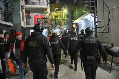 Policías porteños recorrieron los pasillos de la villa 31
