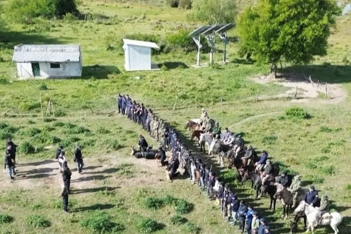 Policías preparados para los rastrillajes en la Escuela N° 626 de Corrientes
