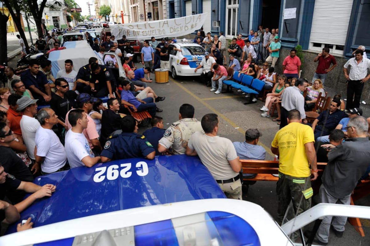 Policías protestan en Concordia