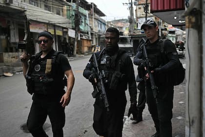 Policías que participan en la Operación Contención salen del Complejo de Penha