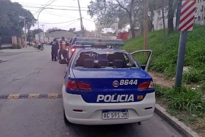 Policías que perseguían en un patrullero a sospechosos, que iban en una moto, terminaron atropellando a un niño de 5 años