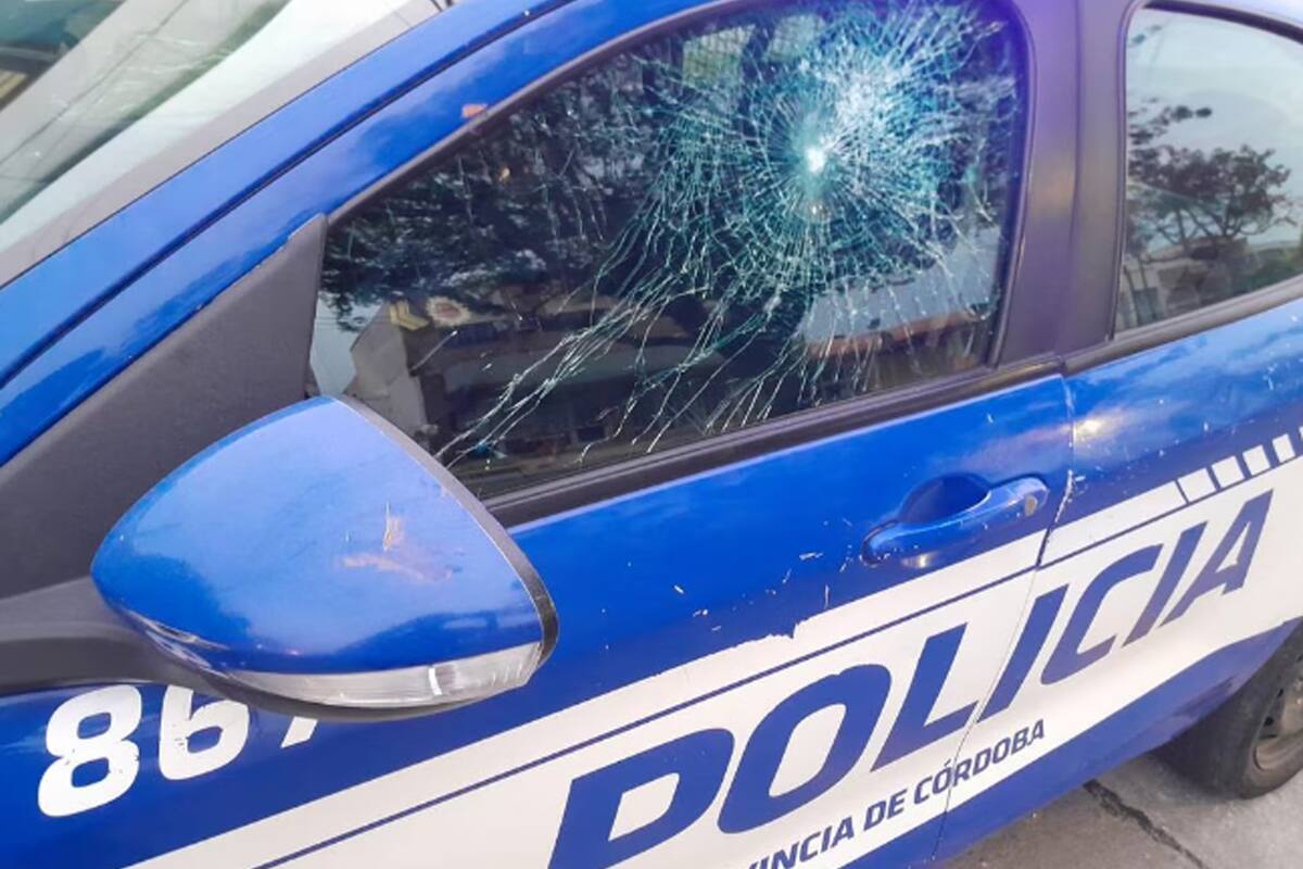 Policías que perseguían en un patrullero a sospechosos, que iban en una moto, terminaron atropellando a un niño de 5 años