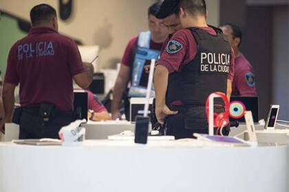 Policías realizaron peritajes en el local asaltado