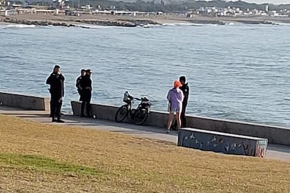 Policías recorren la zona donde se concretó el ataque sexual