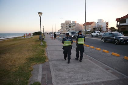 Policías recorren la zona en donde fue atacada la joven turista