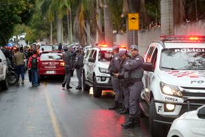 Policías resguardan la calle que va a una zona residencial en la que cayó un avión, en Vinhedo, en el estado de Sao Paulo, Brasil, el viernes 9 de agosto de 2024. (AP Foto/Andre Penner)