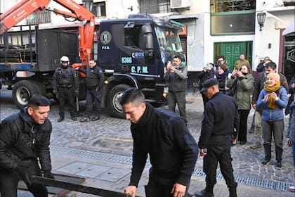Policías retiran las vallas de la puerta de Télam