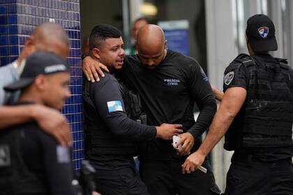Policías reunidos frente al Hospital Getulio Vargas, donde un compañero fue trasladado tras resultar herido en el operativo