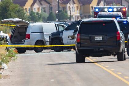 Policías rodean una camioneta blanca en Odessa