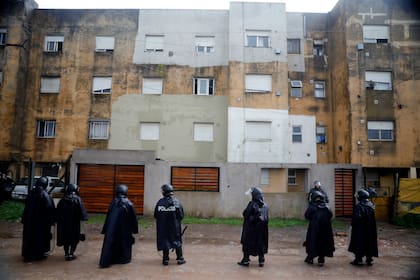 Policías rodearon una zona de Mar del Plata en procura de arrestar a sospechosos de delitos