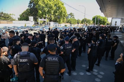 Policías santafesinos reclaman aumento de salario y mejores condiciones laborales