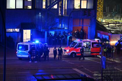 Policías se acercan al lugar donde ocurrió un tiroteo el jueves 9 de marzo de 2023, en Hamburgo, Alemania. (Jonas Walzberg/dpa vía AP)