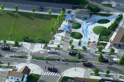 Policías se encuentran en el lugar donde se registró un tiroteo en el área recreativa acuática Plaza Brooklands, el sábado 15 de junio de 2024, en Rochester Hills, Michigan. (WXYZ vía AP)