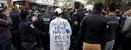 Policías se manifestaron en varios distritos del conurbano