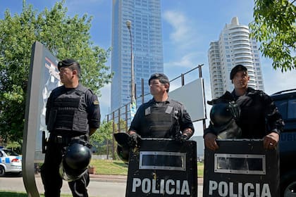 Policías uruguayos en el World Trade Centre de Montevideo. (Photo by Mario GOLDMAN / AFP)