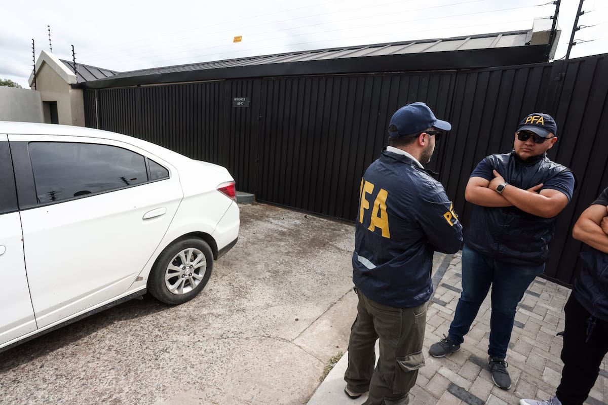 Policías vigilan la casa quinta de Villa Rosa, Pilar, que se investiga si pertenece a dirigentes de la AFA
