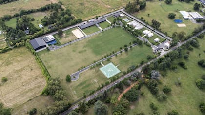 Policías vigilan la casa quinta de Villa Rosa, Pilar, investigada en el marco del escándalo con la AFA