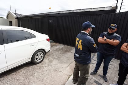 Policías vigilan la quinta de Villa Rosa, en Pilar, que se investiga si pertenece a dirigentes de la AFA