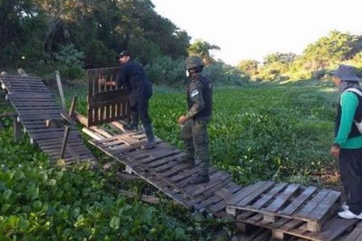 Policías y gendarmes destruyen los pasos clandestinos sobre un Pilcomayo casi seco; hay detenidos y expulsados por cinco años: Gildo Insfrán quiere mantener a su provincia libre de Covid-19