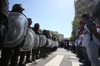 Policías y manifestantes frente a frente en la ciudad de Buenos Aires