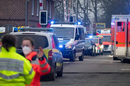 Policías y socorristas trabajan afuera de la estación de trenes Brokstedt, en Brokstedt, Alemania, el 25 de enero de 2023, tras un ataque a puñaladas que dejó varias víctimas. (Jonas Walzberg/dpa via AP)