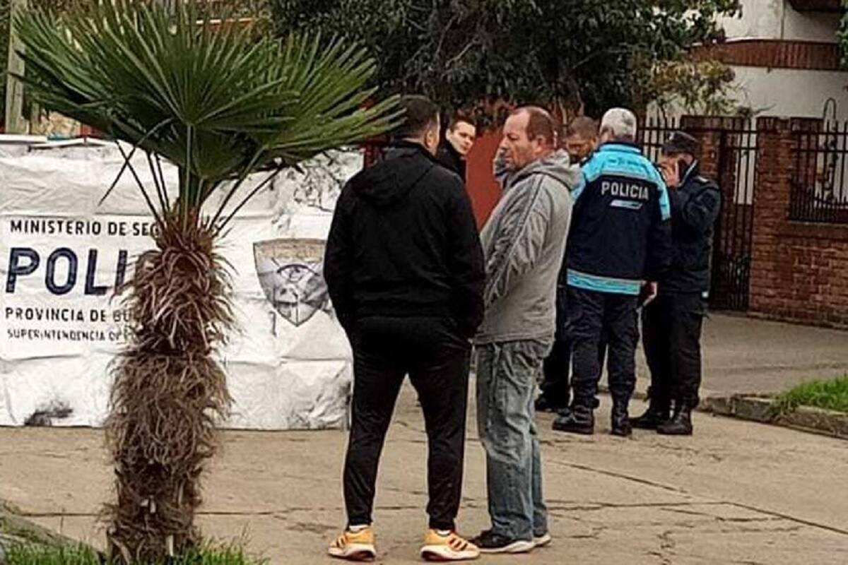 Policías y vecinos, en el lugar donde mataron a Emilio Ghezzi en Aldo Bonzi