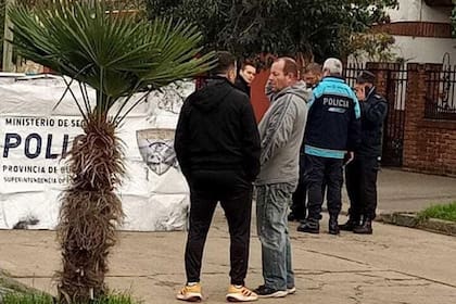 Policías y vecinos, en el lugar donde mataron a Emilio Ghezzi en Aldo Bonzi