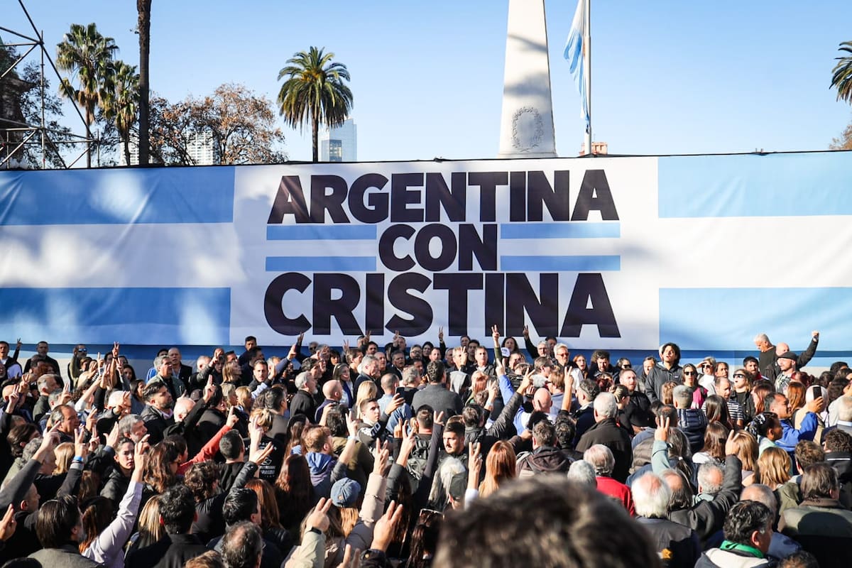 Políticos, referentes y militantes durante la marcha por la condena de Cristina Kirchner, en la Plaza de Mayo