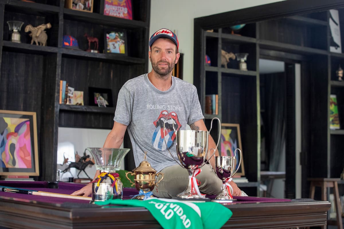 Polito Pieres, en la casa de sus padres, disfrutando de sus copas de 2021; el capitán de La Natividad se mudó a Cañuelas en la temporada para vivir más en equipo la Triple Corona.
