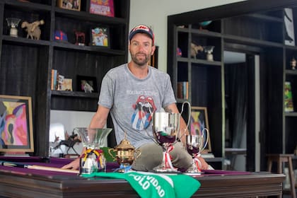 Polito Pieres, en la casa de sus padres, disfrutando de sus copas de 2021; el capitán de La Natividad se mudó a Cañuelas en la temporada para vivir más en equipo la Triple Corona.