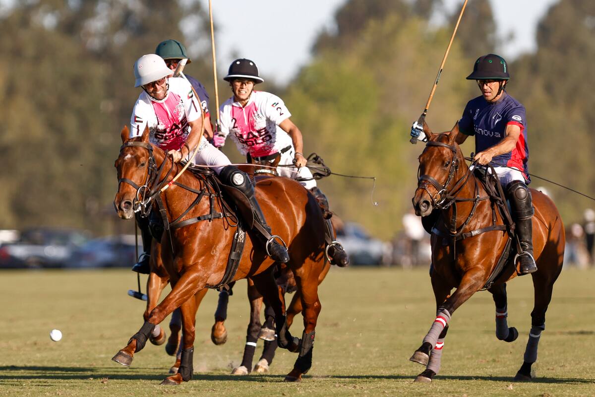 Polito Pieres pegando un cogotazo, seguido por Lukín Monteverde: la dupla de ataque de UAE Polo tuvo un alto rendimiento