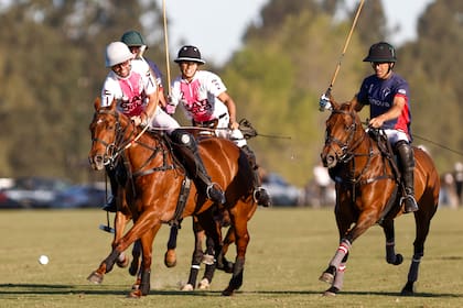 Polito Pieres pegando un cogotazo, seguido por Lukín Monteverde: la dupla de ataque de UAE Polo tuvo un alto rendimiento
