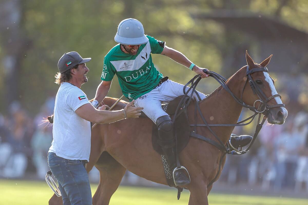 Polito Pieres y el festejo en el final con Lolo Castagnola, padre de Jeta y Barto; La Natividad superó a La Dolfina en la primera semifinal del Abierto de Tortugas de polo.