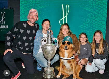 Polito Pieres y su mujer,
Victoria Aldanondo, Clara Ferraiuelo y sus hijas, Ámbar y
Lavinia Ulloa, posaron con la copa que La Hache ganó en
el Abierto de Tortugas.