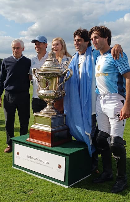 Polito, Salvador y Mónica Ulloa felicitan a Hilario y Toly.