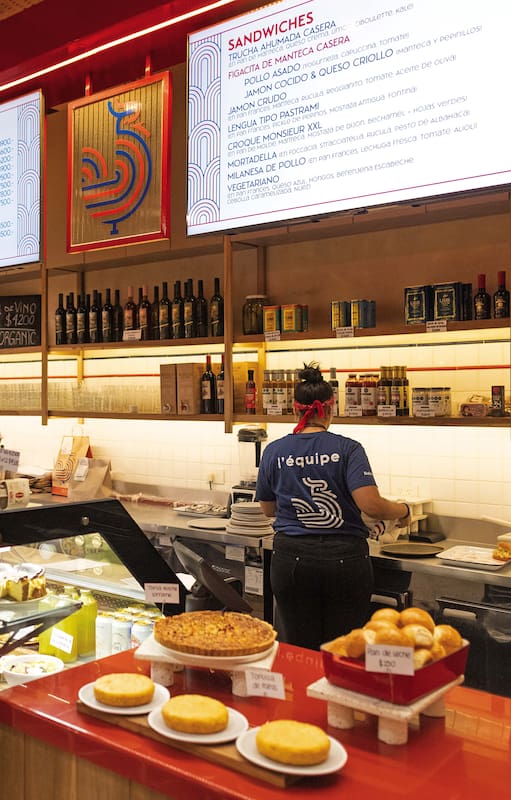 Pollitos a las brasas, sándwiches y otros bocados son parte del menú.