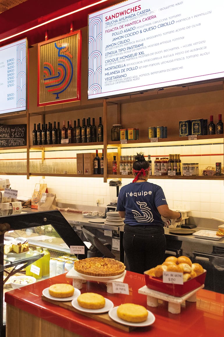 Pollitos a las brasas, sándwiches y otros bocados son parte del menú.