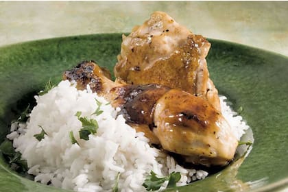 Pollo a la cerveza con arroz blanco