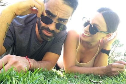 Pollo Álvarez hizo una advertencia a los que le escriben a su mujer al celular a cualquier hora