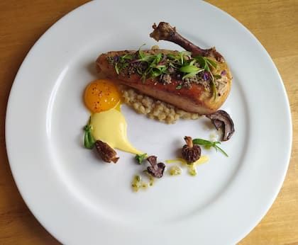 Pollo confitado, ideal para servir en una cena, para sándwiches o en ensaladas.