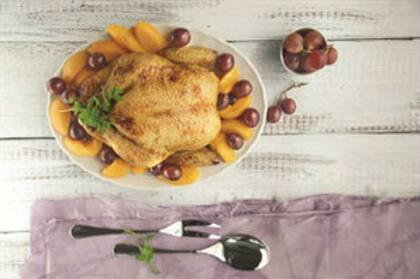 Pollo entero con duraznos caramelizados